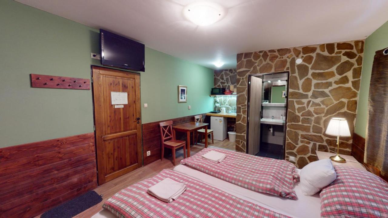 Ride Pub Drienica Apartment Bagian luar foto
